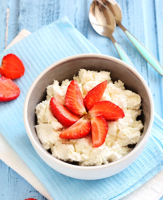 Organic Cottage Cheese with Strawberries and Almonds